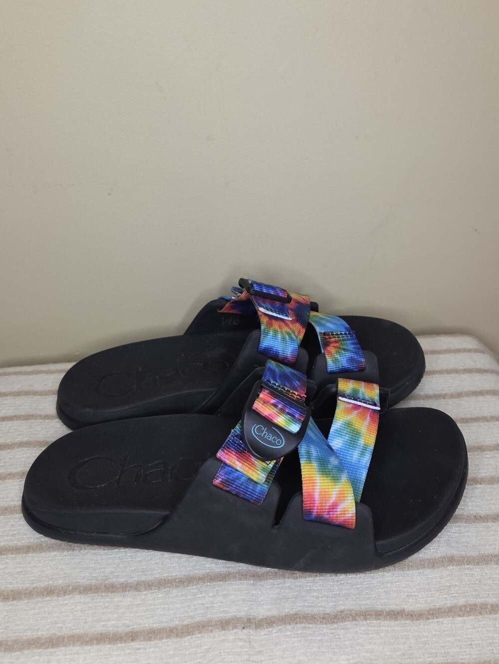 Chaco Chillos Slides Sandals with Rainbow Tie-Dye Straps Black Sz 6